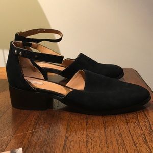 Ecoté Black pointed toe ankle strap mule with heel